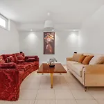 וילה 7 Min From Center - 6br With Airport Shuttle