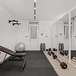 וילה 7 Min From Center - 6br With Airport Shuttle