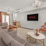וילה 7 Min From Center - 6br With Airport Shuttle